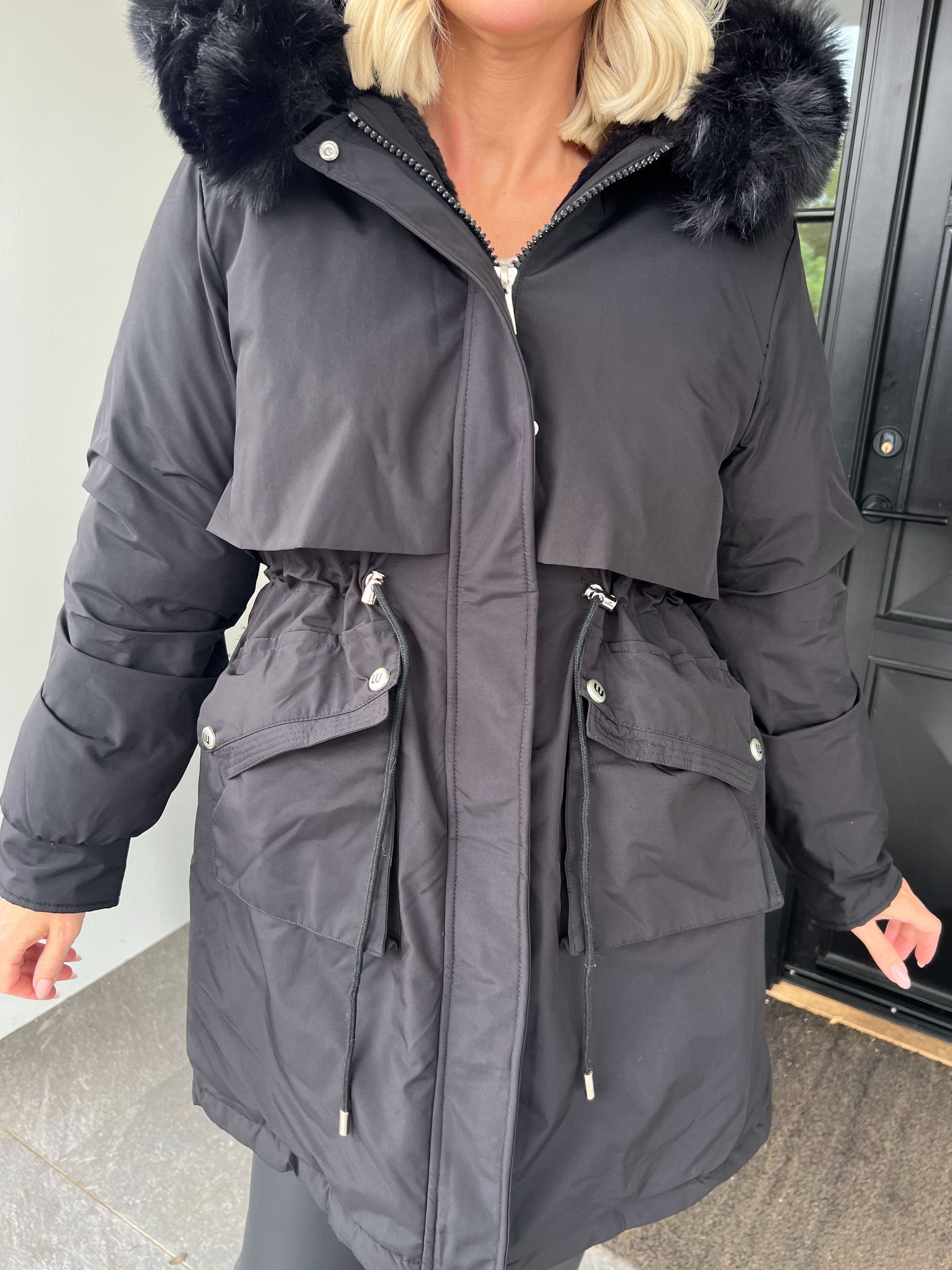 Maple – Varm dunjacka med huva och fuskpäls